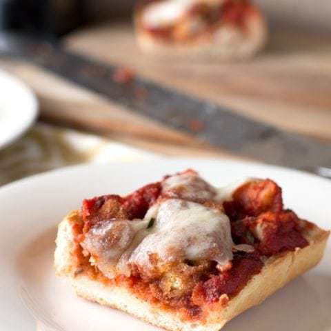 30 Minute Chicken Parmesan French Bread Pizza | cakenknife.com